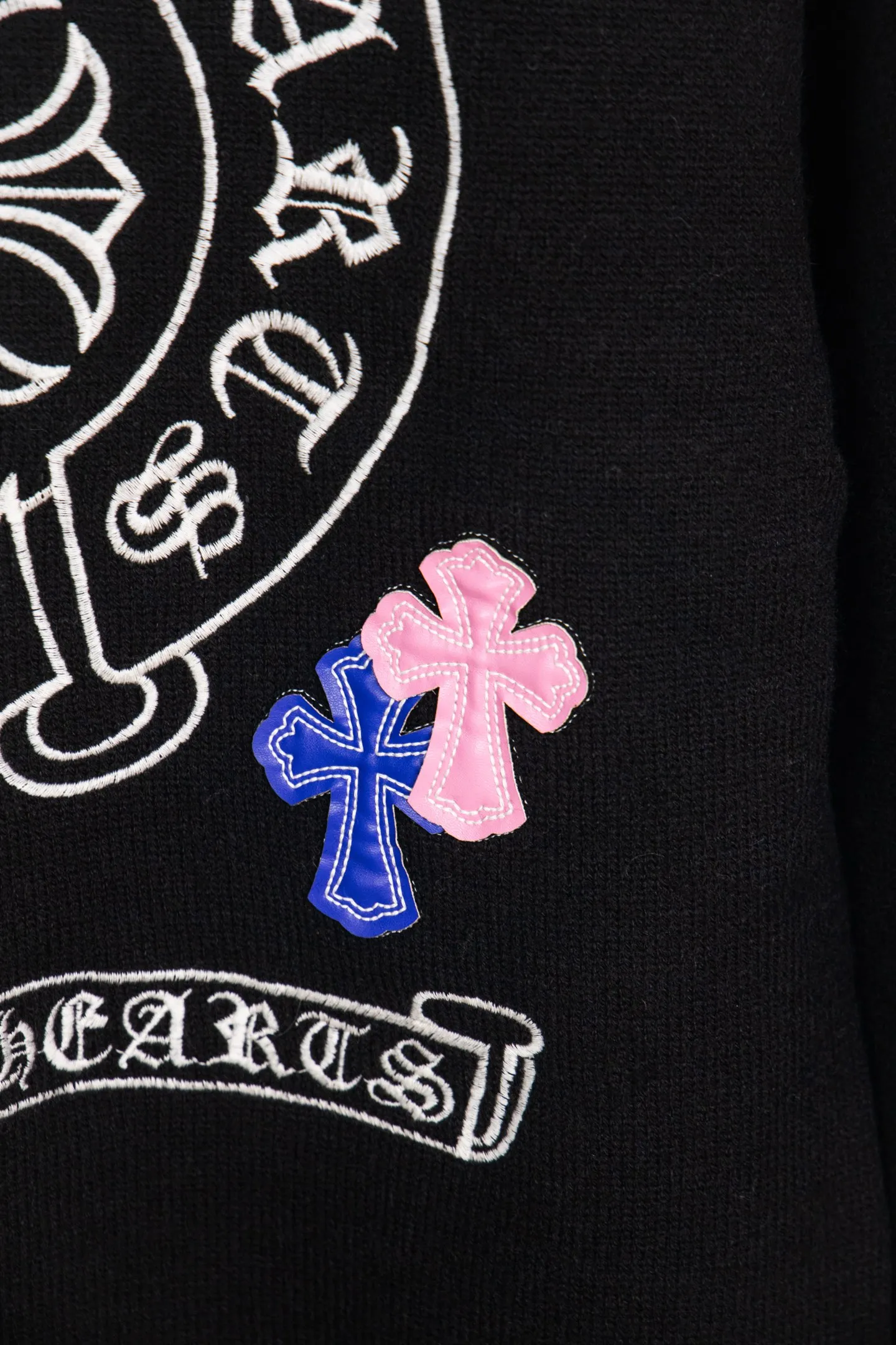 P260 -Chrome Hearts/Chrome Hearts Colorful cross leather cardigan jacket sweater. High weight, high density and high quality. The wool is soft, delicate and skin-friendly. It feels soft and silky. It has excellent warmth and skin-friendly properties. It is custom-woven and dyed without color difference. No matter the fabric or workmanship details, it is better than the ordinary version on the market. -The hardware and zipper accessories are all customized and full of details. Crow autumn and winter super heavy embroidery ➕ positioning leather label long-sleeved knitted cardigan lazy outer wear mid-length sweater -Colour: black white Size: S M L
